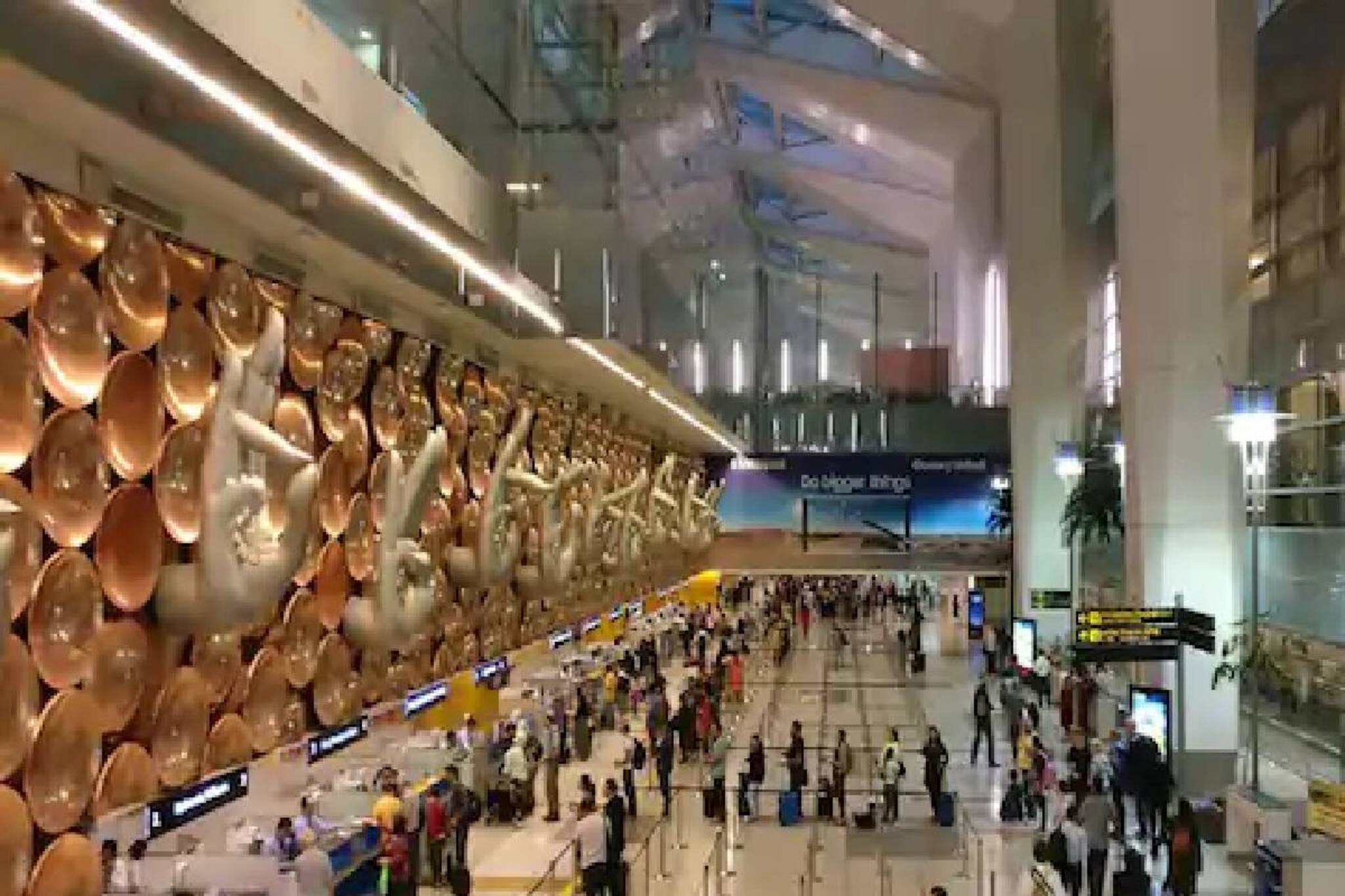 യു.കെയിൽ നിന്ന് എത്തിയ മലയാളികൾ ഡൽഹിയിൽ കുടുങ്ങി; വിമാനത്താവളത്തിൽ യാത്രക്കാരുടെ പ്രതിഷേധം