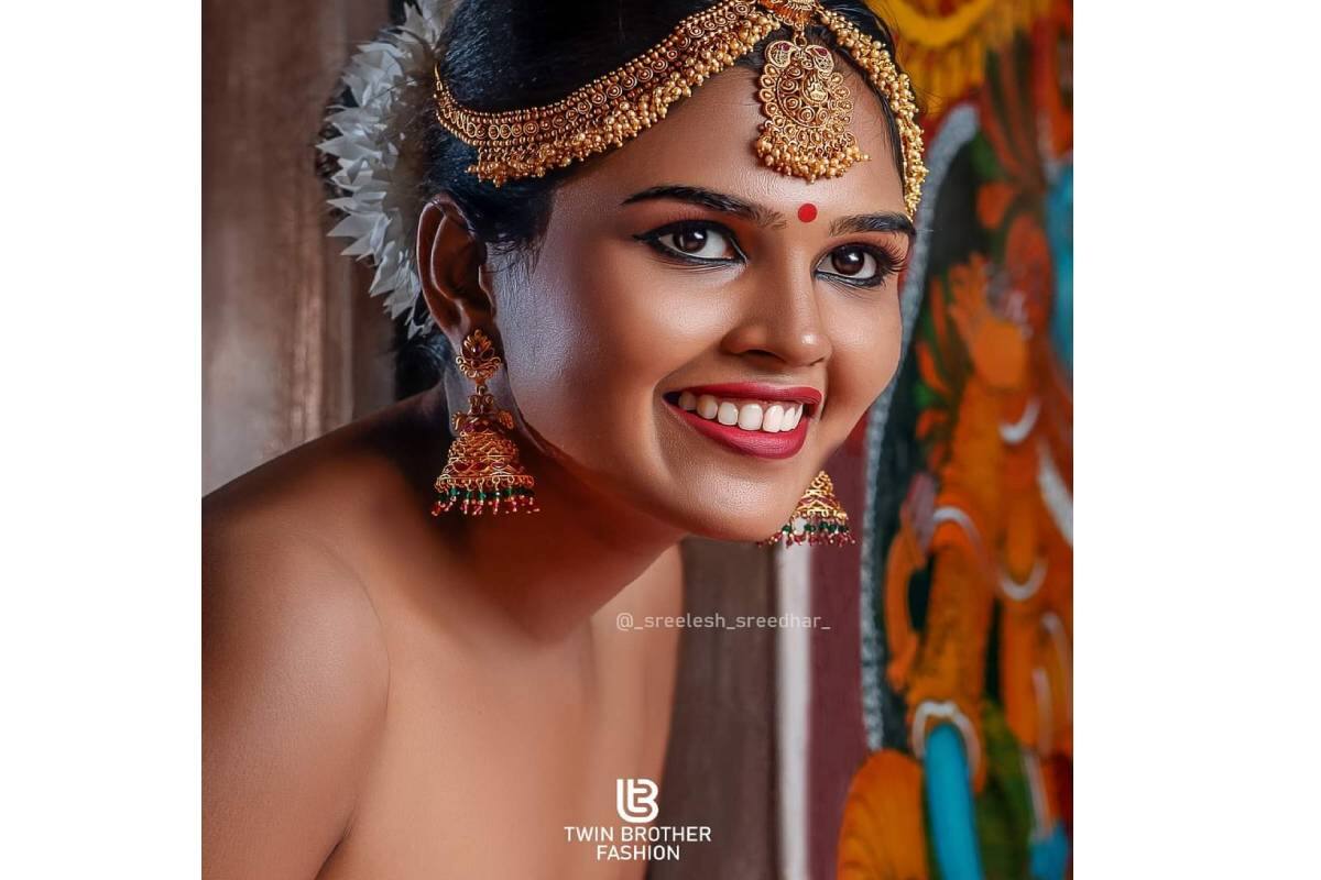 വിമർശകർക്ക് മറുപടിയായി വീണ്ടും അർച്ചനയുടെ ഗ്ലാമർ ഫോട്ടോഷൂട്ട്. ട്വിൻ ബ്രദർ ഫാഷനാണ് പുതിയ ചിത്രങ്ങൾ പകർത്തിയത്. വിമർശകർക്ക് മറുപടിയായി വീണ്ടും അർച്ചനയുടെ ഗ്ലാമർ ഫോട്ടോഷൂട്ട്. ട്വിൻ ബ്രദർ ഫാഷനാണ് പുതിയ ചിത്രങ്ങൾ പകർത്തിയത്.