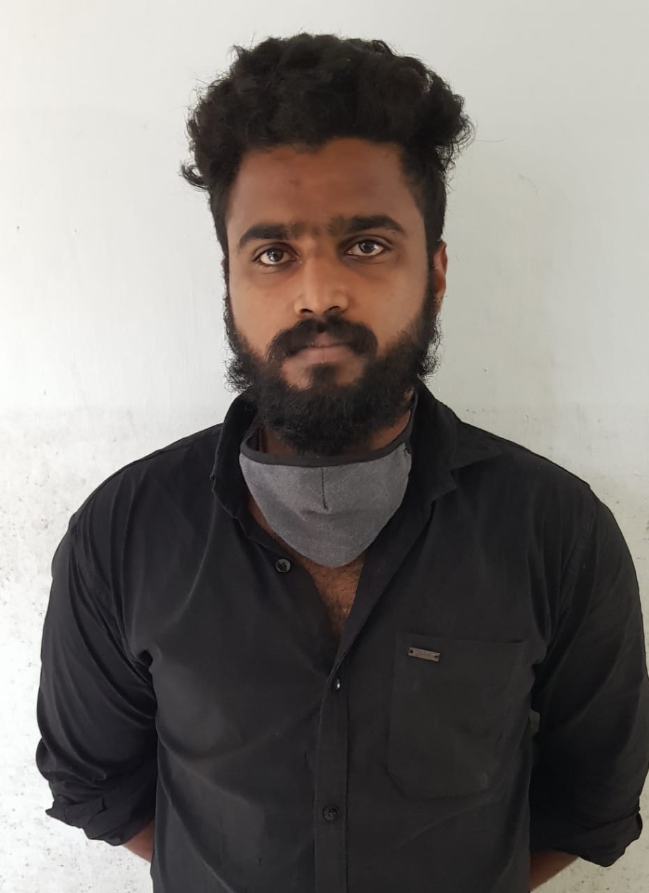  ഏറ്റവും പറ്റിയ സമയം കണ്ടെത്തിയാൽ പി പി ഇ കിറ്റും മാസ്കും ധരിച്ചെത്തി മോഷ്ടിക്കും. എന്തും മോഷ്ടിക്കുമെങ്കിലും കൂടുതൽ താല്പര്യം പണവും ഇലക്ട്രോണിക്സ് ഉപകരണങ്ങളും ആണെന്ന് പൊലീസ് പറയുന്നു.  സി സി ടി വിയിൽ തിരിച്ചറിയാതിരിക്കാനും അസമയത്ത് മറ്റുള്ളവർ സംശയിക്കാതിരിക്കാനുമാണ് മുബഷീർ പി പി ഇ കിറ്റ് ധരിക്കാറുള്ളത്. പ്രതിയെ കടകളിൽ എത്തിച്ച് തെളിവെടുപ്പ് നടത്തി.