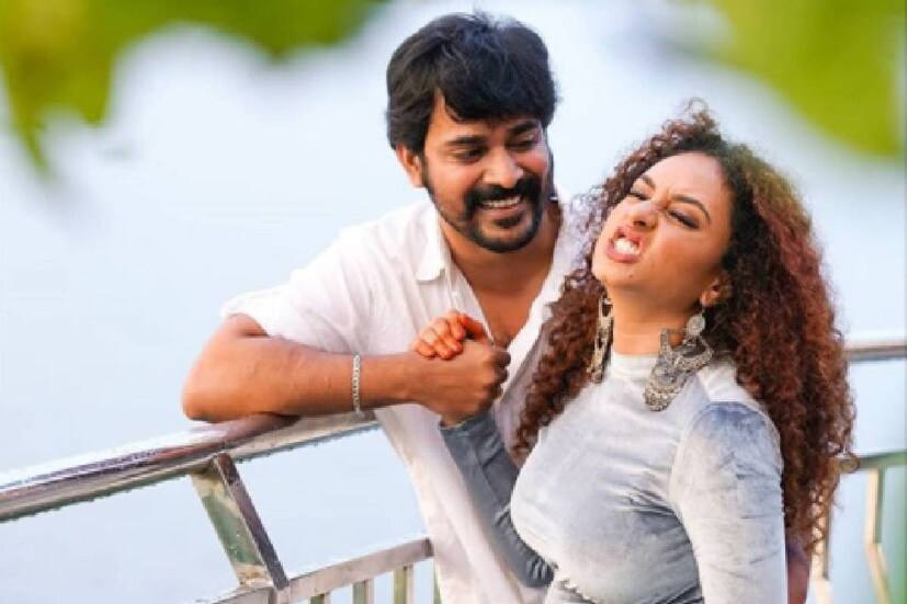  ഇവുവരും അച്ഛനമ്മമാരാവുന്നു എന്ന വാർത്ത അത്ഭുതത്തോടെയാണ് ഇവരുടെ കുടുംബത്തിലേക്ക് കടന്നു വന്നത്. കോവിഡ് കാലമായതിനാൽ പ്രെഗ്നൻസി ടെസ്റ്റ് കിറ്റ് കൊണ്ടാണ് നിർണ്ണയിച്ചത്. ഒരു ദിവസം രാവിലെയാണ് ആ സന്തോഷ വാർത്ത അവരെ തേടിയെത്തിയത്. ടെസ്റ്റിലെ ഫലം കണ്ട് പേളി ആദ്യം ഒന്ന് അമ്പരന്നു, പിന്നെ ശ്രീനിഷിനെ കാണിച്ചു