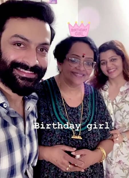  പൃഥ്വിരാജും സുപ്രിയയും പിറന്നാൾ ആഘോഷത്തിന് ശേഷം അമ്മയ്‌ക്കൊപ്പം