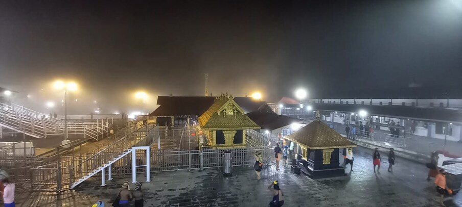  പതിനെട്ടാം പടിയും, കൊടിമരവും ശ്രീകോവിലും ആഴിയും എല്ലാം മഞ്ഞിൽ പൊതിഞ്ഞു.