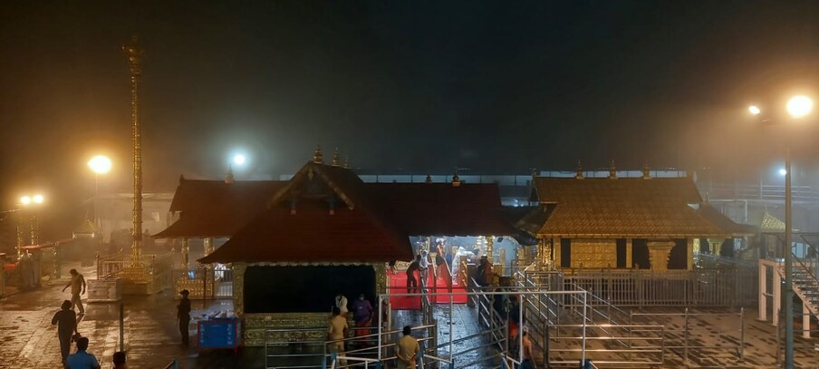  മണ്ഡല മകരവിളക്ക് ഉത്സവത്തിനായി ശബരിമല നട തുറന്ന ശേഷം ഇതാദ്യമായാണ്  കോടമഞ്ഞ് സന്നിധാനത്തേക്ക് ഇറങ്ങി വന്നത്.