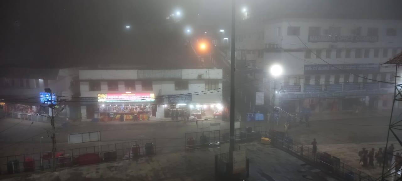 കഴിഞ്ഞ പല ദിവസങ്ങളിലും സന്നിധാനത്ത് വൈകുന്നേരങ്ങളിൽ മഴ പെയ്തിരുന്നു. മഴ അധിക സമയം നീണ്ടു നിൽക്കാത്തത് ഭക്തർക്ക് ആശ്വാസം ആകുന്നുണ്ട്. കഴിഞ്ഞ പല ദിവസങ്ങളിലും സന്നിധാനത്ത് വൈകുന്നേരങ്ങളിൽ മഴ പെയ്തിരുന്നു. മഴ അധിക സമയം നീണ്ടു നിൽക്കാത്തത് ഭക്തർക്ക് ആശ്വാസം ആകുന്നുണ്ട്.