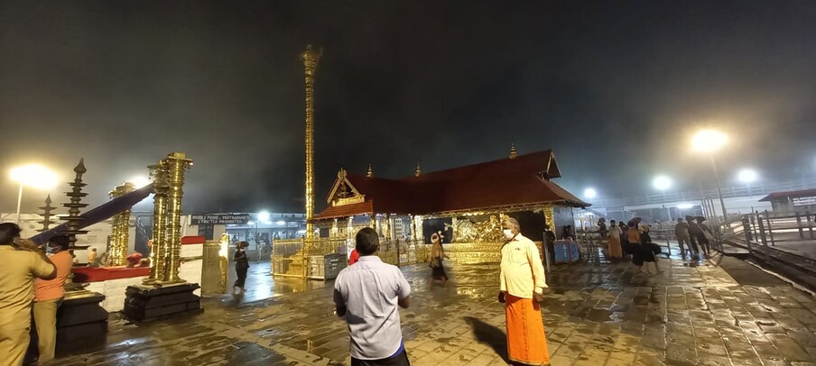  കോടമഞ്ഞ് പുതച്ച് ശബരിമല സന്നിധാനം