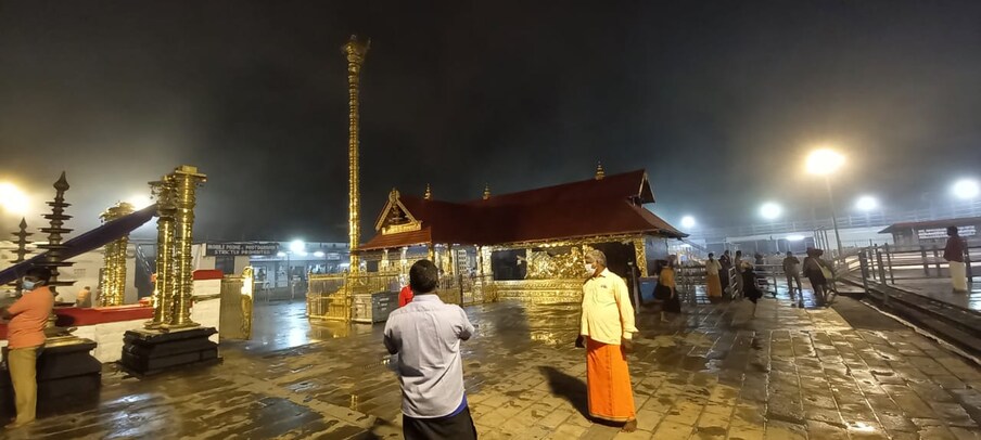  കോടമഞ്ഞ് പുതച്ച് ശബരിമല സന്നിധാനം