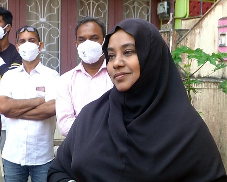  " ഈ വാർഡിലെ മെമ്പർ ഈ വാർഡിൽ നിന്ന് തന്നെ വേണം. അതുകൊണ്ടാണ് മൽസരിക്കാൻ തീരുമാനിച്ചത്. ചിഹ്നം കോണി അല്ലെങ്കിലും ജയിക്കാൻ പറ്റും". മൊബൈൽ ചിഹ്നത്തിൽ ജനവിധി തേടുന്ന സെറീന പറഞ്ഞു.