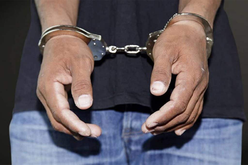  സംശയം തോന്നിയ കുറിയർ സ്ഥാപനം എക്സൈസിനെ വിവരമറിയിച്ചു. എക്സൈസ് സംഘം നടത്തിയ പരിശോധനയിലാണ് കഞ്ചാവ് കണ്ടെത്തിയത്. കണ്ണൂരില്‍നിന്നു കുറിയർ അയച്ച വ്യക്തിയെ അറസ്റ്റ് ചെയ്യാനുള്ള നടപടി തുടങ്ങിയതായി എക്സൈസ് അസിസ്റ്റന്റ് കമ്മിഷണര്‍ ടി.എസ്. ശശികുമാര്‍ പറഞ്ഞു. കോയമ്പത്തൂരില്‍നിന്നാണ് കഞ്ചാവ് എത്തിച്ചിരുന്നത്.