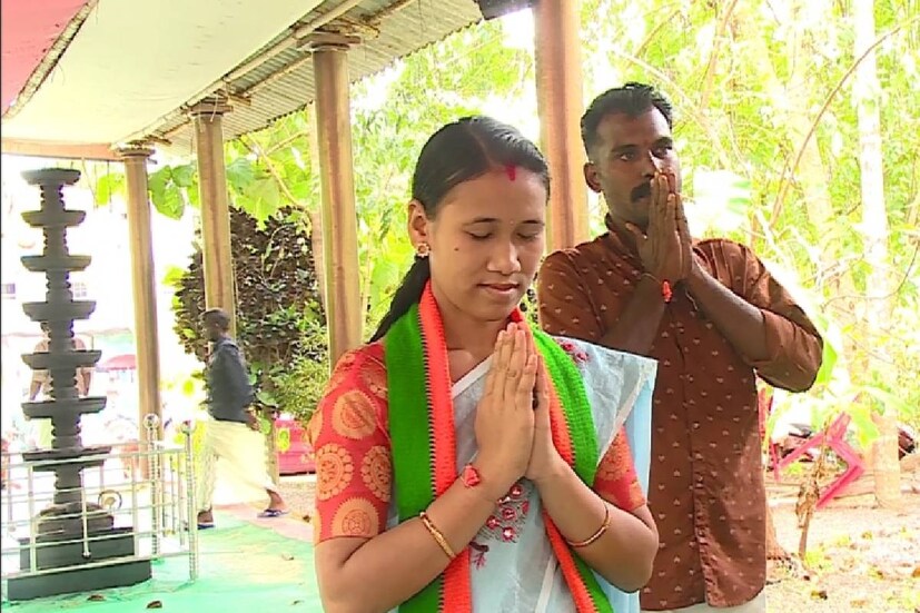  അസമിൽ മാത്രമല്ല തനിക്ക് ഇങ്ങ് കേരളത്തിലും നല്ല പിടിയാണെന്ന് മുൻമി പറഞ്ഞാൽ ചിരിച്ചുതള്ളേണ്ടെന്ന് ചുരുക്കം. കണ്ണൂരിന്റെ മരുമകളായി എത്തിയപ്പോൾ ഇങ്ങനെയൊക്കെ ആയി തീരുമെന്ന് മുൻമി ഒരിക്കലും കരുതിയിട്ടുമുണ്ടാവില്ല. അസമിലെ ലോഹിന്‍പൂരിലെ ലീല ഗഗോയ്- ഭവാനി ഗഗോയ് ദമ്പതികളുടെ മകളാണ് ഈ ഇരുപത്തിയഞ്ചുകാരി. വഴിതെറ്റിയെത്തിയ ഒരു മിസ്ഡ് കോളാണ് മുൻമിയുടെ ജീവിതത്തിൽ വഴിതിരിവായത്.