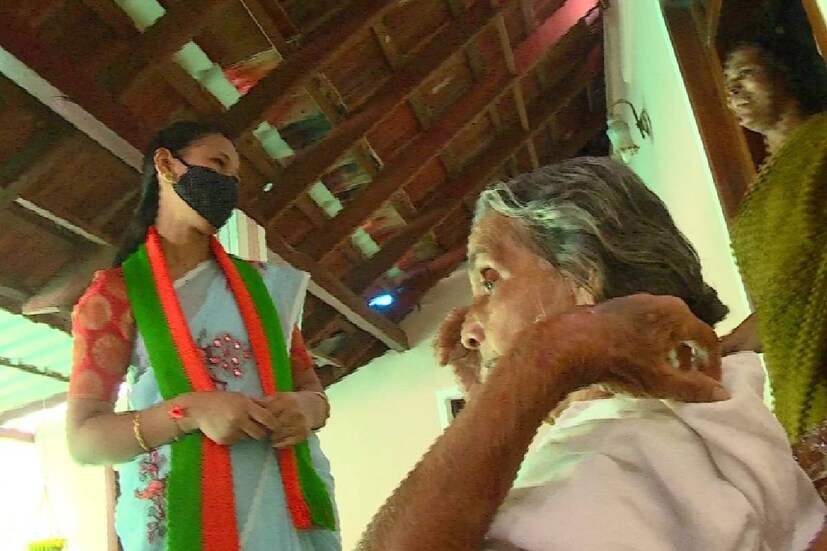 ഇരിട്ടി നഗരസഭയിലെ പതിനൊന്നാം വാര്‍ഡായ വികാസ് നഗറിലാണ് മുന്‍മി ജനവിധി തേടുന്നത്. മലയാളം സംസാരിക്കുമെങ്കിലും എഴുതാനും വായിക്കാനും മുൻമിക്ക് അത്രവശമില്ല. വികസനം നടപ്പാക്കാനും ജനങ്ങള്‍ക്ക് വേണ്ടി പ്രവര്‍ത്തിക്കാനും ഭാഷ ഒരു പ്രശ്‌നമല്ലെന്നാണ് മുന്‍മിയുടെ വാദം. ഇരിട്ടി ഊവ്വാപ്പള്ളിയിലെ ഒറ്റമുറി വാടകവീട്ടിലാണ് ഇവര്‍ ഇപ്പോൾ താമസിക്കുന്നത്.