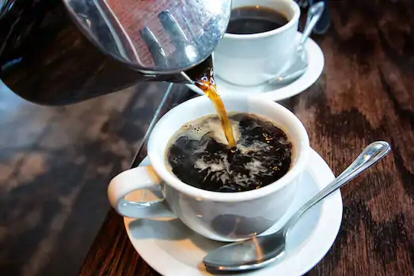  കാപ്പികുടിക്കേണ്ടത് എപ്പോൾ?- രാവിലെ എഴുന്നേറ്റാൽ ഒരു കപ്പ് കാപ്പി പലരുടേയും ദിനചര്യയുടെ ഭാഗമായിക്കഴിഞ്ഞിട്ടുണ്ടാകും. ശരീരത്തെ ഉണർത്താനും ഊർജ്ജസ്വലമാക്കാനും സഹായിക്കുന്ന കോർട്ടിസോളിന്റെ ഉൽപാദനത്തെ രാവിലത്തെ കാപ്പികുടി ബാധിച്ചേക്കാം. കാരണം രാവിലെ ശരീരത്തിലെ കോർട്ടിസോളിന്റെ അളവ് കൂടുതലാണ് എന്നതുതന്നെ.