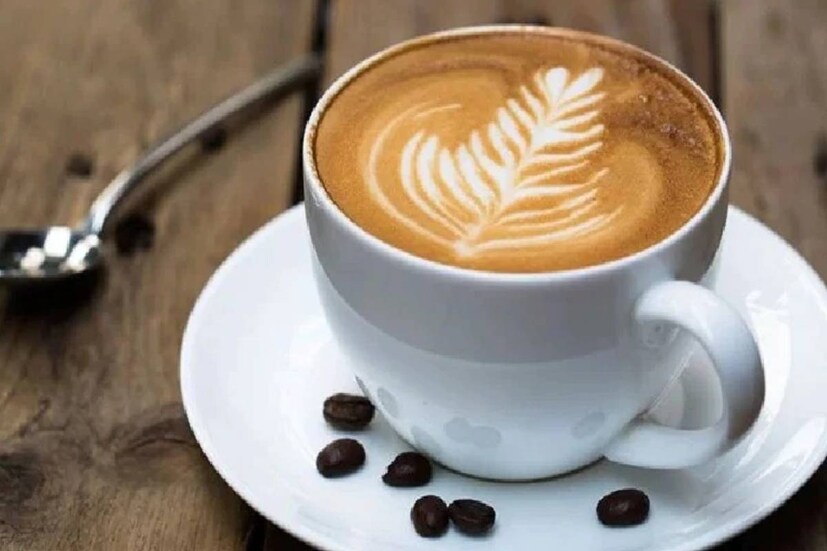  അത് പോലെ വിട്ടുമാറാത്ത വൃക്കരോഗമുള്ളവർക്ക് കാപ്പി കുടിക്കുന്നത് മരണ സാധ്യത കുറയ്ക്കാൻ സഹായിക്കുമെന്ന് ചില പഠനങ്ങൾ പറയുന്നു. കഫീൻ കഴിക്കുന്ന രോഗികൾക്ക് മരണ സാധ്യത 25% കുറയ്ക്കുന്നുവെന്ന് നെഫ്രോളജി ഡയാലിസിസ് ട്രാൻസ്പ്ലാന്റേഷൻ ജേണലിൽ വിവരിച്ച പഠനത്തിലാണ് ഇക്കാര്യം പറയുന്നത്. 4,863 ആളുകളെയാണ് പഠനവിധേയമാക്കിയത്.