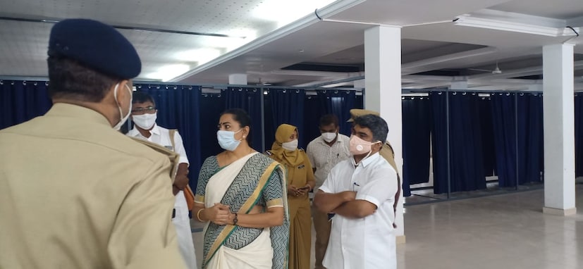  കോവിഡ് പ്രതിരോധ രംഗത്ത് ആരോഗ്യ പ്രവർത്തകർക്കൊപ്പം തോളോടുതോൾ ചേർന്ന് പൊരുതുകയാണ് സംസ്ഥാനത്തെ പൊലീസ് സേനയും. ആരോഗ്യ പ്രവർത്തകർക്കൊപ്പം നിരവധി പൊലീസുകാരാണ് പ്രതിദിനം പോസിറ്റീവ് ആകുന്നത്. കൊച്ചി നഗരത്തിൽ മാത്രം 150 ഓളം പേർ ഈ രീതിയിൽ ചികിത്സയിലാണ്.