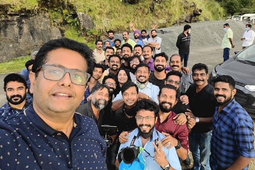  ജീത്തു ജോസഫ്- മോഹൻലാൽ കൂട്ടുകെട്ടിൽ നിന്ന് സിനിമാ പ്രേക്ഷകർ മറ്റൊരു മെഗാഹിറ്റാണ് പ്രതീക്ഷിക്കുന്നത്. സിനിമാ പ്രേമികൾ ഏറെ പ്രതീക്ഷയോടെ കാത്തിരിക്കുന്ന ദൃശ്യം 2ന്റെ ചിത്രീകരണം പൂർത്തിയായി. സംവിധായകൻ ജീത്തു ജോസഫാണ് ഇക്കാര്യം ഫേസ്ബുക്കിലൂടെ അറിയിച്ചത്. 46 ദിവസം കൊണ്ടാണ് ഷൂട്ടിം​ഗ് അവസാനിച്ചിരിക്കുന്നത്. 56 ദിവസമായിരുന്നു ചിത്രീകരണം പ്ലാന്‍ ചെയ്തിരുന്നതെന്നും പത്ത് ദിവസം മുമ്പേ ചിത്രം പൂര്‍ത്തിയാക്കാനായെന്നും ജീത്തു ജോസഫ് അറിയിച്ചു.