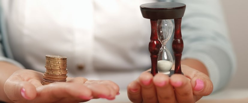  പാഠം 4: മെഡിക്കൽ ആരോഗ്യ ഇൻഷുറൻസ്- അപ്രതീക്ഷിതമായി കടന്നുവന്ന ചികിത്സാച്ചെലവിന്‍റെ അമിതഭാരത്തിൽ നട്ടം തിരിഞ്ഞ ആയിരകണക്കിന് ആളുകളുണ്ട് ലോകത്ത്. കേരളം ഉൾപ്പടെയുള്ള സ്ഥലങ്ങളിൽ കോവിഡ് ചികിത്സ സർക്കാർ ആശുപത്രികളിൽ സൌജന്യമാണെങ്കിലും, സ്വകാര്യ ആശുപത്രികളിലെ ചികിത്സയ്ക്ക് ലക്ഷങ്ങൾ വേണ്ടിവരുന്ന അവസ്ഥയുണ്ട്. ഇത് മുന്നിൽ കണ്ടുകൊണ്ട് കുടുംബാംഗങ്ങളുടെ പരിരക്ഷ ഉറപ്പാക്കിക്കൊണ്ട് ഫലപ്രദമായ ആരോഗ്യ ഇൻഷുറൻസ് പോളിസികൾ എടുക്കാൻ മടിക്കരുത്.