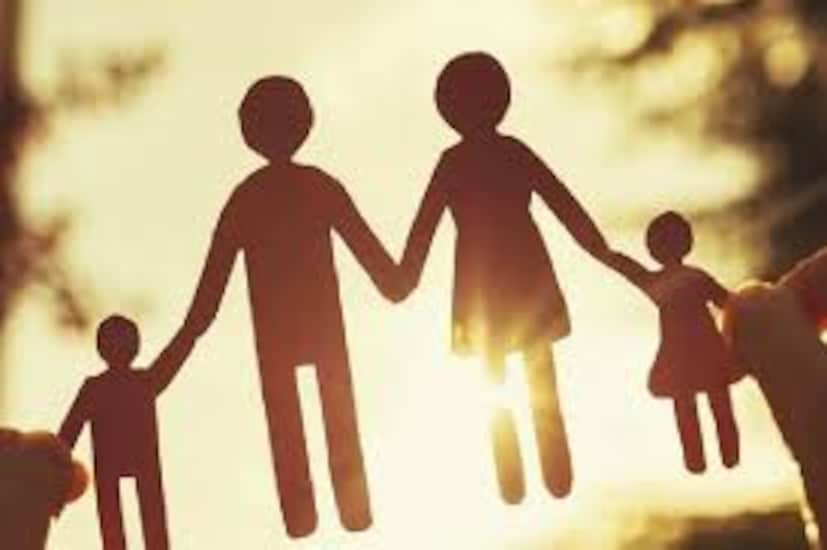  കുട്ടികളുമായി സൗഹൃദം സ്ഥാപിക്കുകയാണ് ഇതിന് ആദ്യം വേണ്ടത്. കുട്ടിക്കാലത്ത് മാതാപിതാക്കളുമായി മാത്രം അടുപ്പം പുലർത്തുന്ന കുട്ടിക്കാലത്തു നിന്നും കൂട്ടുകാരിലേക്കും സമൂഹത്തിലേക്കും അതുവഴി പുതിയ ലോകത്തിലേക്കും എത്തുന്ന പ്രായമാണ് കൗമാരം. വീട്ടുകാരേക്കാൾ കൂട്ടുകാർക്കായിരിക്കും ഈ പ്രായത്തിൽ പ്രാധാന്യം നൽകുക. ഇത് മനസ്സിലാക്കി അവരോട് സൗഹൃദത്തിൽ പെരുമാറുക. ഓരോ ശകാരവും കുറ്റപ്പെടുത്തലും കുട്ടികളെ നമ്മളിൽ നിന്ന് അകറ്റും എന്ന് രക്ഷിതാക്കൾ ഓർക്കണം. സ്നേഹപൂർവമായ ഇടപെടലിലൂടെ മാത്രമേ അവരുടെ മനസ്സിൽ സ്ഥാനം നേടാൻ സാധിക്കുകയുള്ളൂ.
