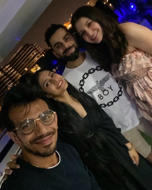  “എങ്ങനെയാ ഇത് ആരംഭിച്ചത് എങ്ങനെയാ ഇത് അവസാനിച്ചത്. ക്യാപ്റ്റൻ കോഹ്‌ലിയുടെ ജന്മദിനാഘോഷം അദ്ദേഹത്തിന്റെ ബാറ്റിംഗ് പോലെ തകർത്തുകളഞ്ഞു!- എന്നാണ് റോയൽ ചാലഞ്ചേഴ്സ് കുറിച്ചിരിക്കുന്നത്.