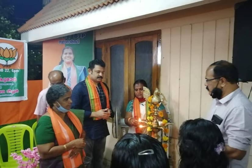  തിരുവനന്തപുരം: തദ്ദേശ തെരഞ്ഞെടുപ്പിൽ ബി ജെ പിക്ക് വേണ്ടി പ്രചരണത്തിന് ഇറങ്ങി നടൻ കൃഷ്ണകുമാർ. ഫേസ്ബുക്ക് കുറിപ്പിലാണ് ഞായറാഴ്ച നടത്തിയ തെരഞ്ഞെടുപ്പ് പ്രചരണത്തിൽ പങ്കെടുത്തതിന്റ അനുഭവവും ചിത്രങ്ങളും അദ്ദേഹം പങ്കുവച്ചത്.