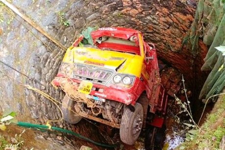 നിയന്ത്രണം തെറ്റിയ ലോറി കിണറ്റിൽ വീണു; കോഴിക്കോട് ഡ്രൈവറും ക്ലീനറും അത്ഭുതകരമായി രക്ഷപെട്ടു നിയന്ത്രണം തെറ്റിയ ലോറി കിണറ്റിൽ വീണു; കോഴിക്കോട് ഡ്രൈവറും ക്ലീനറും അത്ഭുതകരമായി രക്ഷപെട്ടു