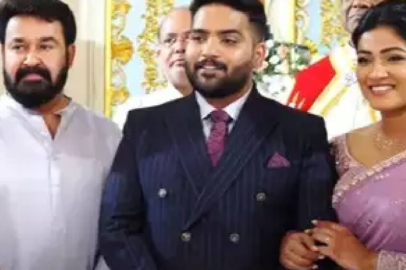  മോഹന്‍ലാലും നടനും നിർമാതാവുമായ ആന്റണി പെരുമ്പാവൂരും തമ്മിലുള്ള ആത്മബന്ധത്തെ കുറിച്ച് പറയേണ്ടതൊന്നുമില്ല. ആ ബന്ധത്തിന്റെ ആഴം ഒന്നു കൂടി വ്യക്തമാക്കുകയാണ് ഇപ്പോള്‍ സോഷ്യല്‍ മീഡിയയില്‍ വൈറലായിരിക്കുന്ന വീഡിയോ. ആന്റണി പെരുമ്പാവൂരിന്റെ മകളുടെ മനസ്സമ്മത ചടങ്ങിന്റെ വീഡിയോ ആണിത്.