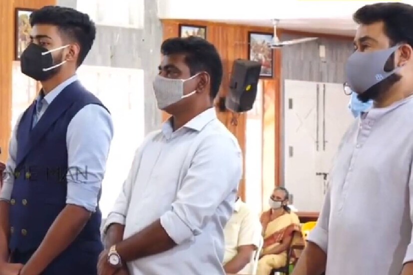  വിവാഹ നിശ്ചയത്തില്‍ ഒരു കാരണവരുടെ സ്ഥാനത്തു നിന്നുകൊണ്ട് എല്ലാ കാര്യത്തിനും മുന്നില്‍ തന്നെ മോഹൻലാലുണ്ടായിരുന്നു. മോഹന്‍ലാലിന്റെ ഡ്രൈവറായി തുടങ്ങി മലയാള സിനിമാലോകത്തെ നിര്‍ണ്ണായക സ്വാധീനമുള്ള നിര്‍മ്മാതാവായി മാറിയ കഥയാണ് ആന്റണി പെരുമ്പാവൂരിന്റേത്. 