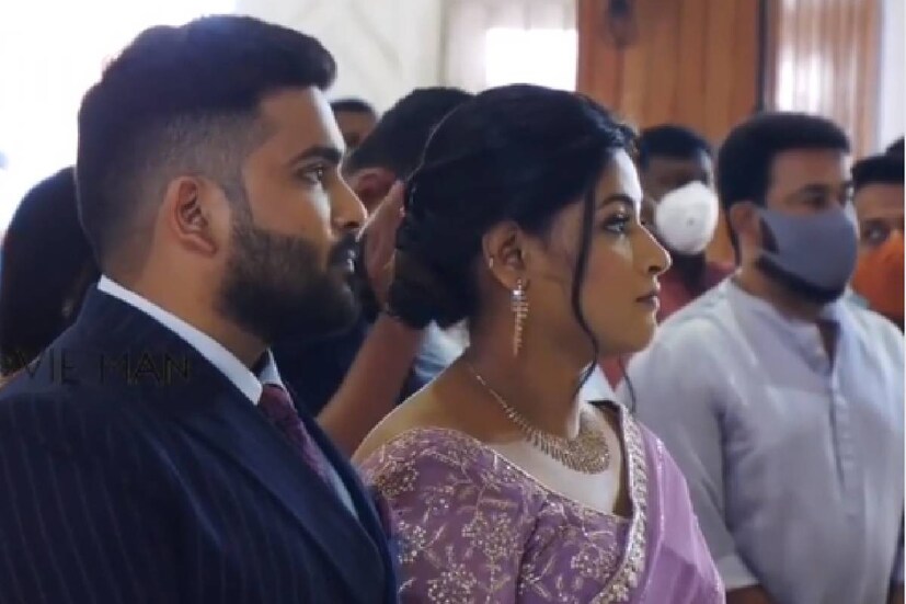  ആന്റണി പെരുമ്പാവൂരിന്റെ മകളുടെ മനസ്സമ്മത ചടങ്ങിൽ നിറസാന്നിധ്യമായി മോഹൻലാൽ. കോവിഡ് നിയന്ത്രണങ്ങൾ പാലിച്ച് നടന്ന ചടങ്ങിൽ അടുത്ത ബന്ധുക്കളും സുഹൃത്തുക്കളും മാത്രമാണ് പങ്കെടുത്തത്.