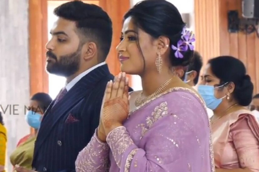  കൊച്ചിയിലെ ഒരു സ്വകാര്യ ഹോട്ടലില്‍ വച്ചായിരുന്നു നിശ്ചയം നടന്നത്. മോഹന്‍ലാലിനൊപ്പം ഭാര്യ സുചിത്രയും മകനും നടനുമായ പ്രണവ് മോഹന്‍ലാലുമുണ്ടായിരുന്നു.