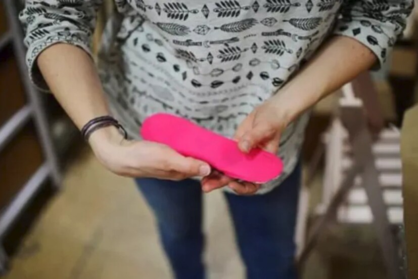  ഇത് പ്രകാരം കമ്മ്യൂണിറ്റി സെന്ററുകൾ, യൂത്ത് ക്ലബ്ബുകൾ, ഫാർമസികൾ എന്നിവയുൾപ്പെടെ എല്ലാ പൊതു സ്ഥലങ്ങളിലും 2022 ഓടെ പ്രതിവർഷം 85 കോടിയിലധികം രൂപ ചെലവിൽ സാനിറ്ററി പാഡുകളും ടാംപോണുകളും സൗജന്യമായി ലഭ്യമാക്കും. സ്കൂളുകളും കോളേജുകളും സർവ്വകലാശാലകളും ആർത്തവ ശുചിത്വ ഉൽ‌പ്പന്നങ്ങൾ‌ വിദ്യാർത്ഥികൾക്ക് ലഭ്യമാക്കുന്നത് നിർബന്ധമാക്കുമെന്ന് ഫോബ്‌സ് റിപ്പോർട്ട് ചെയ്യുന്നു.