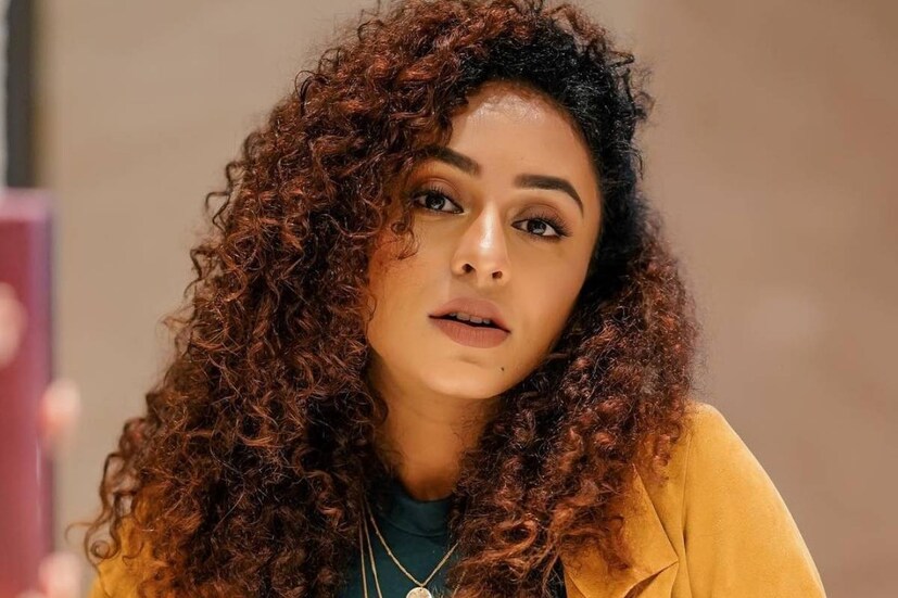  ബിഗ് ബോസിൽ പങ്കെടുത്ത് ശ്രദ്ധേയരായ ജോഡികളാണ് പേളിയും ശ്രീനിഷും. ഇവർ ജീവിതതിലും ഒന്നിച്ചു. പക്ഷെ പേളി ഗർഭിണി ആണെന്ന വിശേഷം പുറത്തുവിട്ടതോടു കൂടി സൈബർ ആക്രമണകാരികൾ അതിരൂക്ഷമായാണ് പ്രതികരിക്കുന്നത്. അതിന് പ്രത്യേകം കാരണമൊന്നും വേണ്ട താനും. പേളിയുടെ ഗർഭകാല ഫോട്ടോഷൂട്ട്, ഭക്ഷണ രീതി, നിറവയറുമായുള്ള നൃത്തം എല്ലാം കടന്നു പോയത് കടുത്ത സൈബർ ആക്രമണത്തിലൂടെ തന്നെ