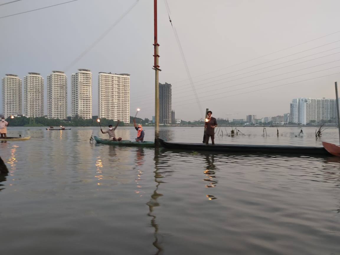 കൈയ്യിൽ തീപ്പന്തവുമായി പ്രതിഷേധിക്കുന്ന താന്തോന്നി തുരുത്തുകാർ