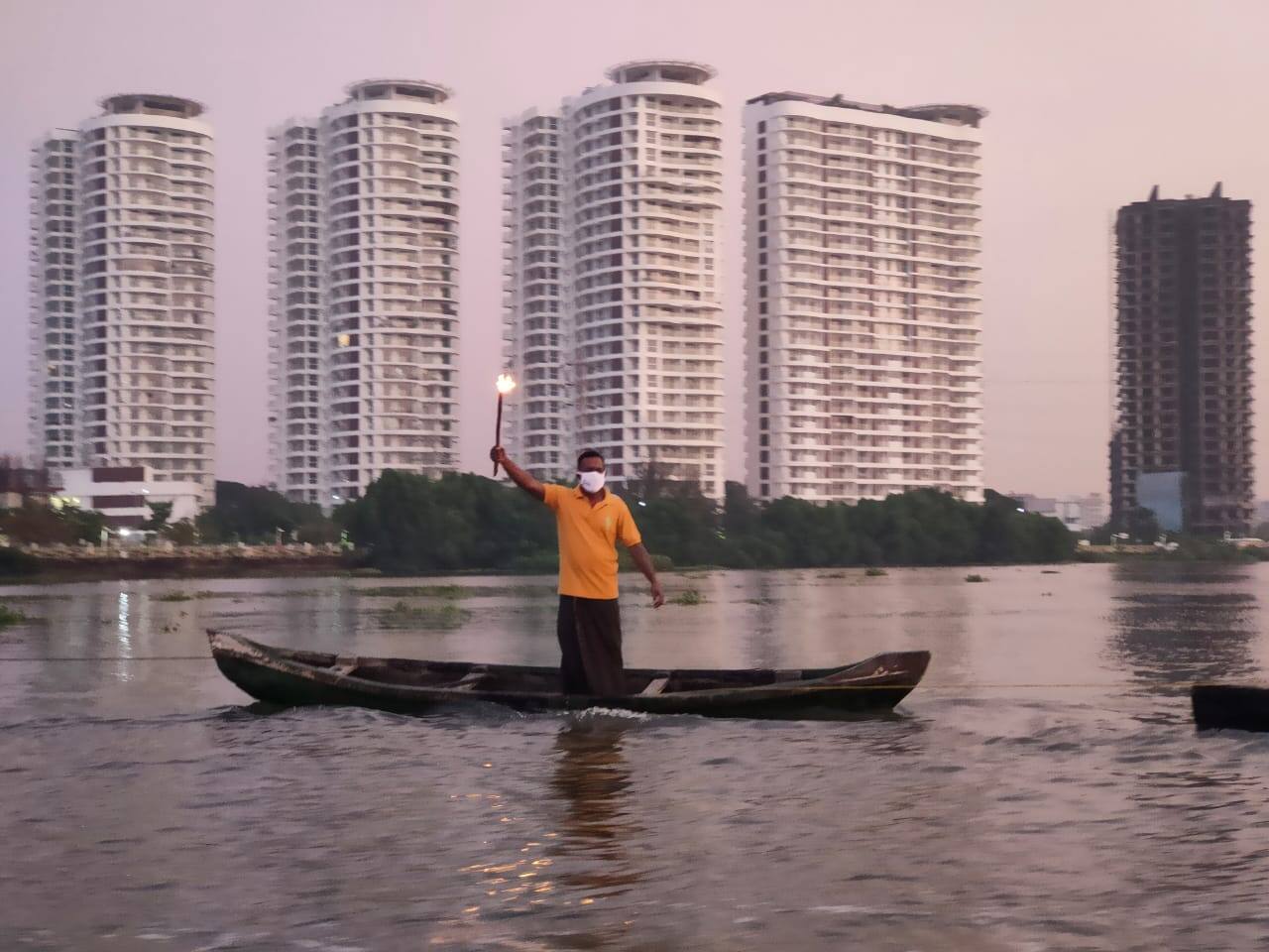 കൈയ്യിൽ തീപ്പന്തവുമായി പ്രതിഷേധിക്കുന്ന താന്തോന്നി തുരുത്തുകാർ