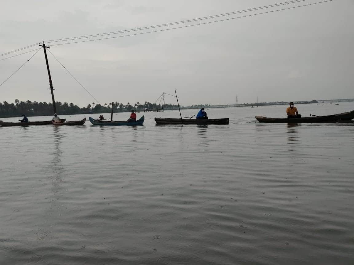 പ്രതിഷേധത്തിന്റെ ആദ്യപടിയായി തുരുത്തുനിവാസികള് കായലില് വഞ്ചിപ്പാലസമരം നടത്തി.