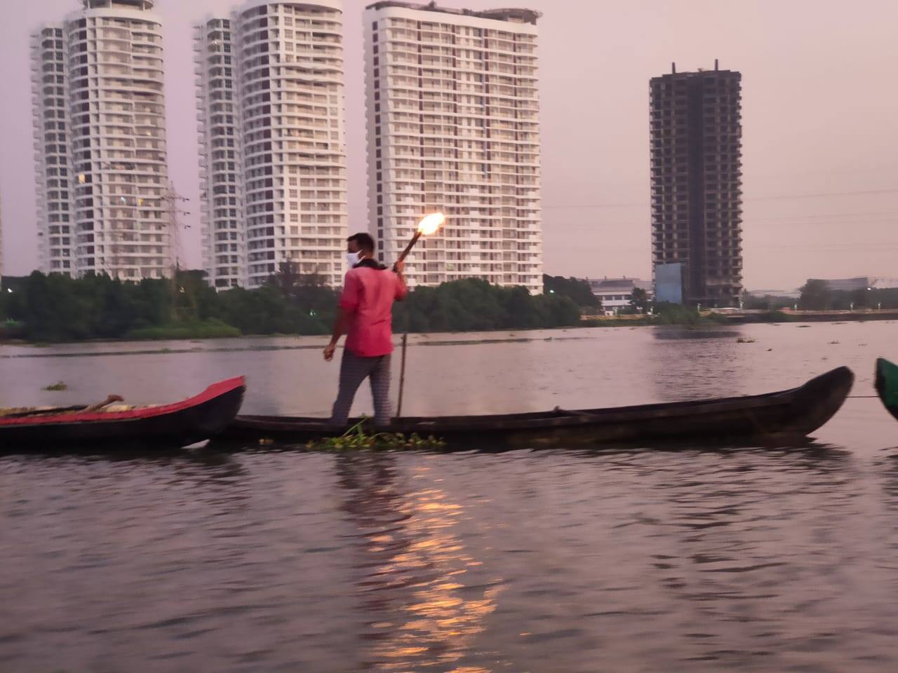 കൈയ്യിൽ തീപ്പന്തവുമായി പ്രതിഷേധിക്കുന്ന താന്തോന്നി തുരുത്തുകാർ