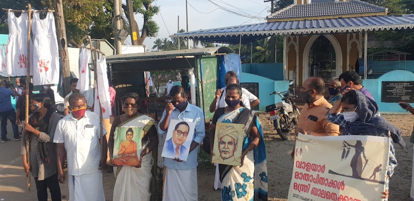  കേസിൽ നീതി കിട്ടുന്നത് വരെ പോരാട്ടം തുടരുമെന്ന് പെൺകുട്ടികളുടെ അമ്മ പറഞ്ഞു. പെൺകുട്ടികളുടെ വീട്ടിൽ നിന്നും ആരംഭിച്ച മാർച്ച് ഇന്ന് കഞ്ചിക്കോട് സത്രപ്പടിയിൽ അവസാനിക്കും. നാളെ കഞ്ചിക്കോട് മുതൽ സ്റ്റേഡിയം വരെയാണ് മാർച്ച്.