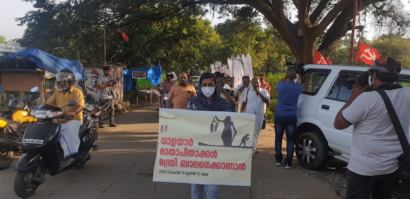 തന്നെ എപ്പോൾ വേണമെങ്കിലും വന്നു കാണാമെന്നും എന്നാൽ, വാളയാർ പെൺകുട്ടികളുടെ അമ്മയുടെ  മാർച്ച് ഈ ശൈലിയിൽ വേണ്ടിയിരുന്നില്ലായെന്നും മന്ത്രി പറഞ്ഞു. വാളയാർ സംഭവത്തിൽ മുഖ്യമന്ത്രി കുടുംബത്തിന് നൽകിയ ഉറപ്പ് പാലിക്കുമെന്നും കേസിൽ വീഴ്ച വരുത്തിയ ഉദ്യോഗസ്ഥർക്കെതിരെ നടപടിയുണ്ടാവുമെന്നും മന്ത്രി വ്യക്തമാക്കി.