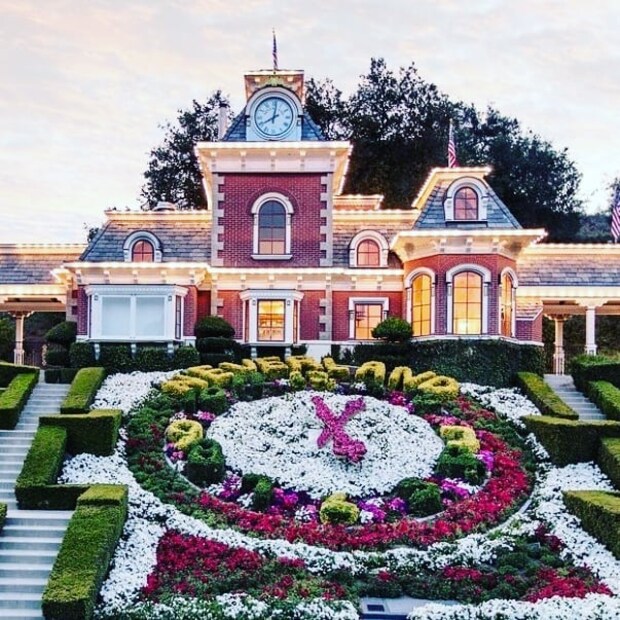  1982 ൽ കൊളോണിയൽ മാതൃകയിൽ നിർമിച്ച ബംഗ്ലാവിൽ ആറ് കിടപ്പുമുറികളാണുള്ളത്. 2005 ൽ എസ്റ്റേറ്റ് വിൽപ്പനയ്ക്ക് വെച്ചപ്പോൾ നൂറ് മില്യണായിരുന്നു വില പറഞ്ഞിരുന്നത്. എന്നാൽ ജാക്സന്റെ മരണശേഷം എസ്റ്റേറ്റിന്റെ വില കുത്തനെ ഉയർന്നു. പിന്നീട് ജാക്സന്റെ പ്രേതം എസ്റ്റേറ്റിലും ബംഗ്ലാവിലും അലഞ്ഞു നടക്കുന്നു എന്ന വാർത്ത പ്രചരിച്ചതോടെ വില കുത്തനെ ഇടിഞ്ഞു. (Image: Instagram)