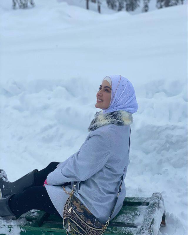  വളരെ നല്ല മനുഷ്യനാണ് തന്റെ ഭർത്താവ്. അദ്ദേഹം സുന്ദരനാണെന്ന് എനിക്കറിയാം. ഒരുപക്ഷേ നിങ്ങൾക്ക് അങ്ങനെ തോന്നുന്നില്ലായിരിക്കാം. അത് താൻ കാര്യമാക്കുന്നില്ല. സന പറയുന്നു. (Image: Instagram)