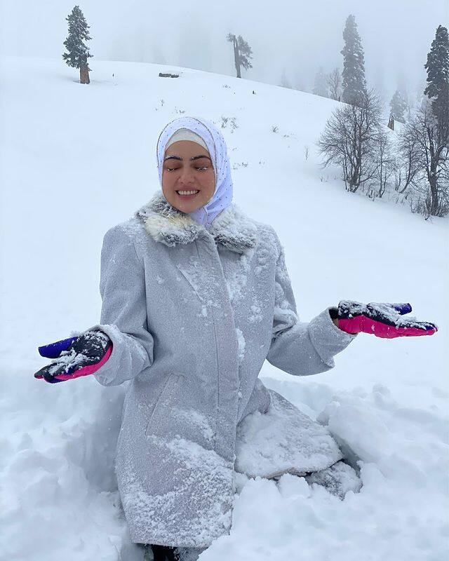  വിവാഹത്തെ കുറിച്ച് പല കഥകൾ പ്രചരിച്ചിരുന്നെങ്കിലും സന അത്തരം വാർത്തകളോടൊന്നും പ്രതികരിച്ചിരുന്നില്ല. ഇപ്പോൾ സന തന്റെ വിവാഹത്തെ കുറിച്ച് ആദ്യമായി പ്രതികരിച്ചിരിക്കുകയാണ്. അനസ് സയ്യിദിനെ വിവാഹം ചെയ്യാനുള്ള തീരുമാനം ഒരു രാത്രികൊണ്ട് എടുത്ത തീരുമാനമല്ലെന്ന് പറയുകയാണ് മുൻ ബിഗ് ബോസ് താരം കൂടിയായ സന ഖാൻ. (Image: Instagram)