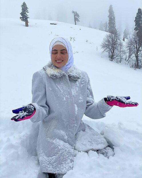  വിവാഹത്തെ കുറിച്ച് പല കഥകൾ പ്രചരിച്ചിരുന്നെങ്കിലും സന അത്തരം വാർത്തകളോടൊന്നും പ്രതികരിച്ചിരുന്നില്ല. ഇപ്പോൾ സന തന്റെ വിവാഹത്തെ കുറിച്ച് ആദ്യമായി പ്രതികരിച്ചിരിക്കുകയാണ്. അനസ് സയ്യിദിനെ വിവാഹം ചെയ്യാനുള്ള തീരുമാനം ഒരു രാത്രികൊണ്ട് എടുത്ത തീരുമാനമല്ലെന്ന് പറയുകയാണ് മുൻ ബിഗ് ബോസ് താരം കൂടിയായ സന ഖാൻ. (Image: Instagram)