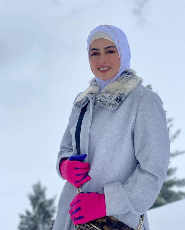  മാന്യനായ വ്യക്തിയാണ് തന്റെ ഭർത്താവ്. മുൻവിധിയോടെ കാര്യങ്ങളെ കാണുന്നയാളുമല്ല അനസ് എന്നും സന പറയുന്നു. തന്നേയും ഭർത്താവിനേയും കുറിച്ച് സോഷ്യൽമീഡിയയിൽ വരുന്ന ട്രോളുകളോടും സന പ്രതികരിച്ചു. (Image: Instagram)