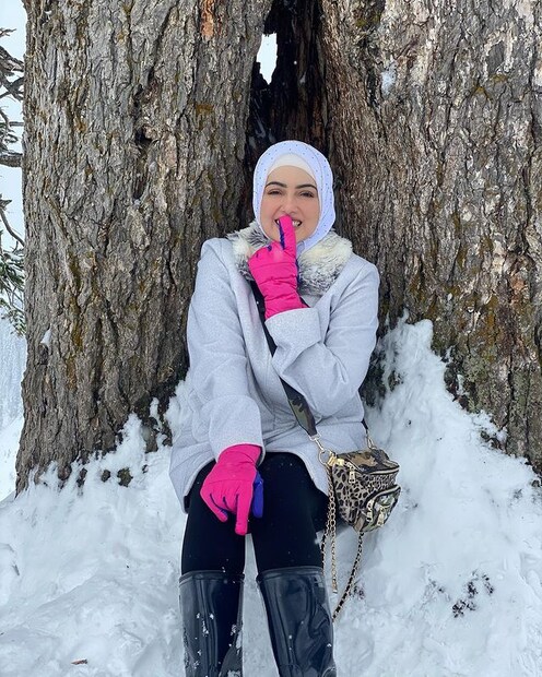  2017 ലാണ് സന അനസ് സയ്യിദിനെ ആദ്യമായി കാണുന്നത്. മക്കയിൽ വെച്ചായിരുന്നു കണ്ടുമുട്ടിയത്. പിന്നീട് 2018 ൽ ഇസ്ലാമിനെ കുറിച്ച് കൂടുതൽ അറിയാൻ സന അനസിനെ വീണ്ടും കോൺടാക്ട് ചെയ്തു. 2020 ൽ ഇരുവരും വിവാഹിതരാകാൻ തീരുമാനിക്കുകയായിരുന്നുവെന്നും മുൻ നടി പറയുന്നു. (Image: Instagram)