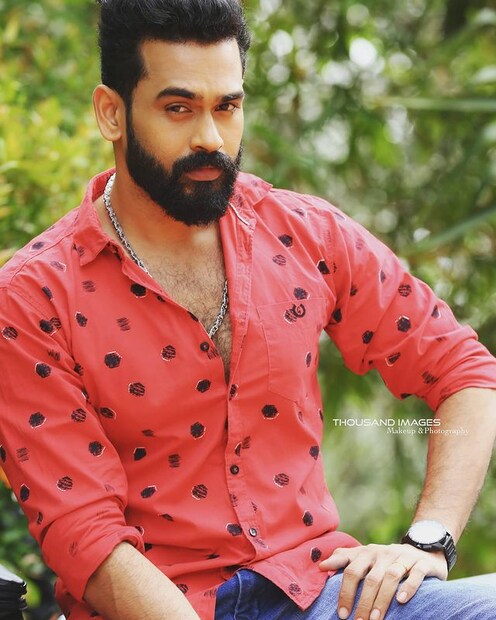  മഴവിൽ മനോരമയിൽ സംപ്രേഷണം ചെയ്തു വരുന്ന മഞ്ഞിൽ വിരിഞ്ഞ പൂവ് എന്ന സീരിയലിൽ മുഖ്യവേഷം ചെയ്ത് വരികയാണ് യുവകൃഷ്ണ. അഭിനയം കൂടാതെ മാജിക്കും മെന്റലിസവുമാണ് യുവയുടെ ഇഷ്ടമേഖലകള്‍. (ചിത്രം-യുവകൃഷ്ണ-ഇൻസ്റ്റഗ്രാം)