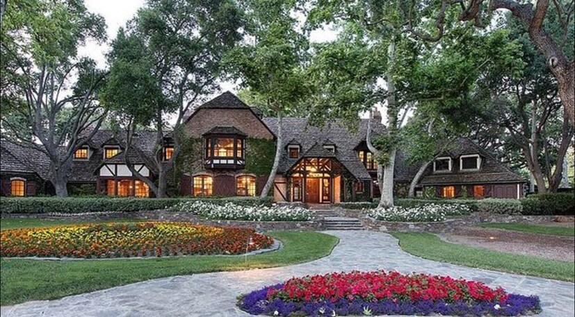  നാലു വര്‍ഷം മുമ്പ് 730 കോടി രൂപക്ക് വില്‍ക്കാനിരുന്ന എസ്റ്റേറ്റാണ് ചെറുവിലക്ക് റോണ്‍ സ്വന്തമാക്കിയത്. ഡിസ്‌നി മാതൃകയിലുള്ള റെയില്‍വേയും ഇവിടെയുണ്ട്. എസ്റ്റേറ്റിന് സമീപമുള്ള സാക്ക തടാകവും വാങ്ങാന്‍ റോണ്‍ തീരുമാനിച്ചു കഴിഞ്ഞു. അവിടെ സമ്പന്നര്‍ക്കു മാത്രമുള്ള ക്ലബ് സ്ഥാപിക്കാനാണ് തീരുമാനിച്ചിരിക്കുന്നത്. മൈക്കിള്‍ ജാക്ക്‌സന്റെ വസ്തുവിന്റെ വില ഇടിഞ്ഞതു കണ്ടാണ് റോണ്‍ വിലപറഞ്ഞ് എസ്റ്റേറ്റ് സ്വന്തമാക്കിയത്. (Image: Instagram)