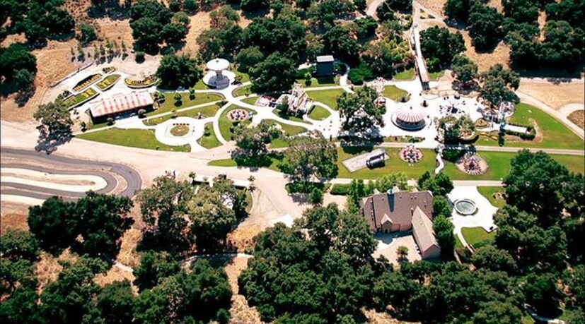  പ്രേതകഥകൾ പ്രചരിപ്പിച്ച് എസ്റ്റേറ്റിന്റെ വില കുത്തനെ കുറച്ച് സ്വത്ത് സ്വന്തമാക്കാനുള്ള ചിലരുടെ ശ്രമങ്ങൾ നടക്കുന്നുണ്ടെന്നും ആരോപണം ഉയർന്നിരുന്നു.(Image: Instagram)