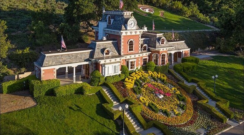  15 കൊല്ലത്തോളം മൈക്കിൾ ജാക്സൻ താമസിച്ചിരുന്നത് നെവർലാൻഡ് എസ്റ്റേറ്റിലെ ബംഗ്ലാവിലായിരുന്നു. ജാക്സന്റെ കരിയറിലെ ഹിറ്റുകൾ പലതും പിറന്നത് ഈ ബംഗ്ലാവിൽ താമസിക്കുന്ന കാലത്തായിരുന്നു. നാല് ഏക്കറിൽ കൃത്രിമ തടാകവും എസ്റ്റേറ്റിനുള്ളിലുണ്ട്. (Image: Instagram)