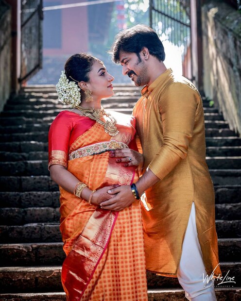  ഏറ്റവും അടുത്തായി തങ്ങളുടെ ആദ്യത്തെ പൊന്നോമനയെ കാത്തിരിക്കുന്ന സന്തോഷത്തിൽ പുറത്തിറക്കിയ ചെല്ലക്കണ്ണനെ... ഗാനം പേളിയും ശ്രീനിഷും അവതരിപ്പിച്ചിരുന്നു. പേളി തന്നെ ഗായികയുടെയും രചയിതാവിന്റെയും റോളുകളിൽ തിളങ്ങിയ ഗാനമാണിത്. വളരെ മികച്ച പ്രതികരണമാണ് ഈ വിഡീയോ നേടിയത്. (ഫോട്ടോ - ഇൻസ്റ്റഗ്രാം)