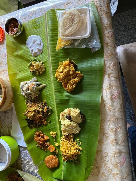  ഇത്തരത്തിൽ നടത്തിയ ഒരു കല്യാണത്തിന്റെ സദ്യയുടെ ചിത്രമാണ് ഈ കാണുന്നത്. പറഞ്ഞ പടി ഭക്ഷണം വീട്ടിലെത്തും. ശേഷം വിളമ്പാനുള്ള രീതി ഉൾപ്പെടുന്ന മാനുവലും ഇതിന്റെയുള്ളിൽ കാണും. അവിടം കൊണ്ടും തീരുന്നില്ല  എന്നതാണ് വിശേഷം