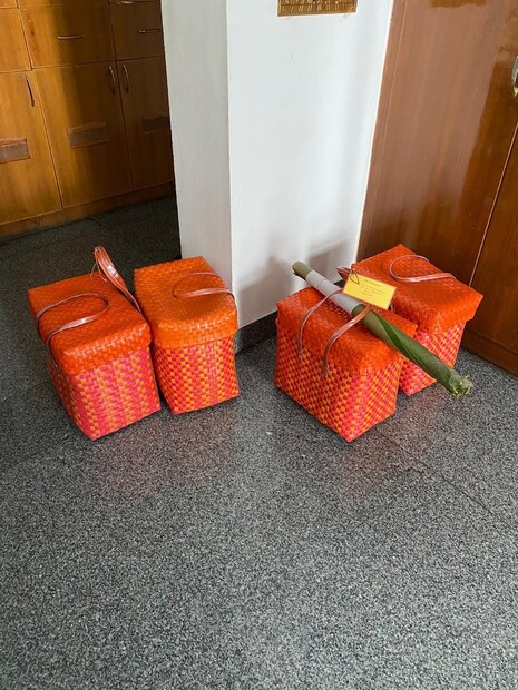  ഒരു ഗെസ്റ്റിന്റെ വീട്ടിൽ എത്തിയ സദ്യ അടങ്ങിയ പൊതിക്കെട്ടാണ് ഈ ചിത്രത്തിൽ
