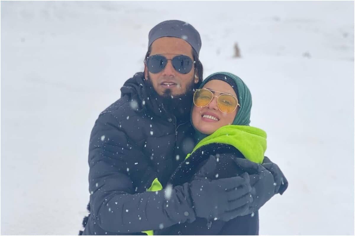  സനയെ ഭാര്യയായി ലഭിച്ചതിൽ സന്തോഷവാനാണെന്ന് അനസ് സയ്യിദും പറയുന്നു. ഇടുങ്ങിയ ചിന്താഗതിയുള്ളവർ തങ്ങളെ കുറിച്ച് പറയുന്നത് കാര്യമാക്കുന്നില്ലെന്നും അനസ്. മറ്റാരെയെങ്കിലും വിവാഹം ചെയ്തിരുന്നെങ്കിൽ താൻ ഇത്രയും സന്തോഷവനായിരിക്കുമെന്ന് തോന്നുന്നില്ലെന്നും അനസ്. (Image: Instagram)