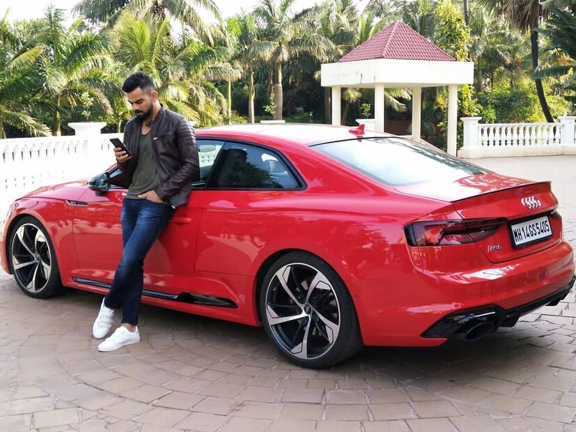 Virat Kohli poses with his S5. (Twitter)